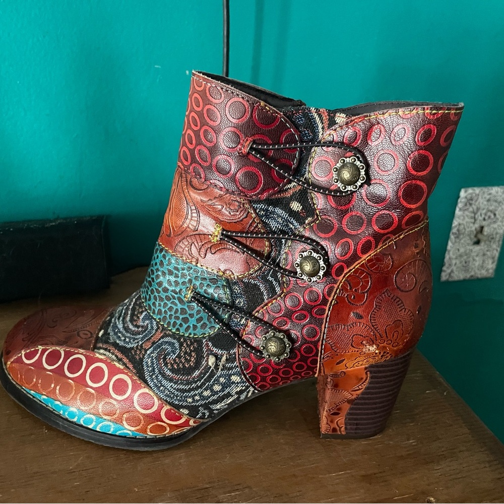 Stylish Patterned Ankle Boots - image 2